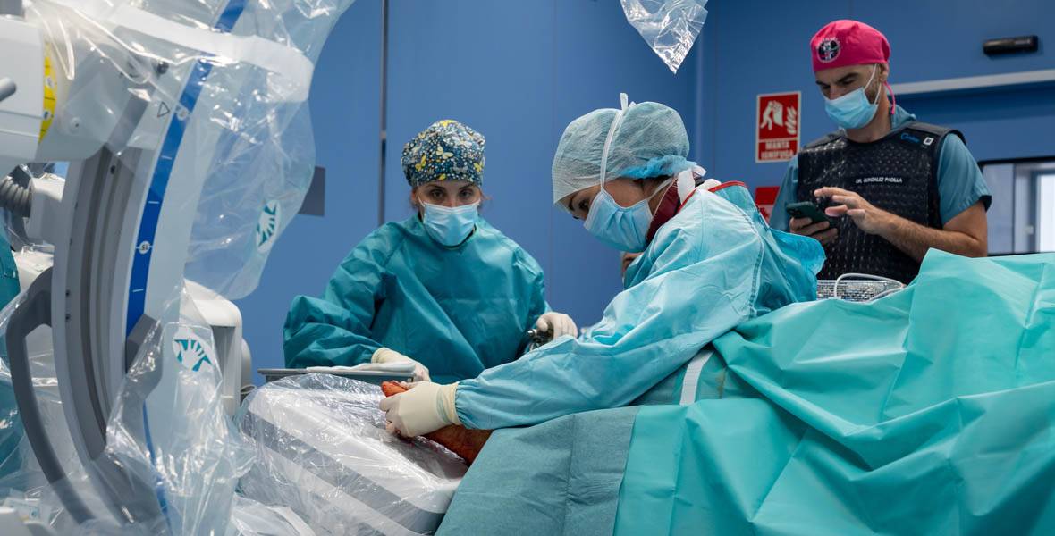 Cirugía percutánea del juanete Imagen de la Dra. Aldara Rodríguez, especialista de Cirugía Ortopédica y Traumatología de la Clínica Universidad de Navarra, realizando una cirugía percutánea del juanete.