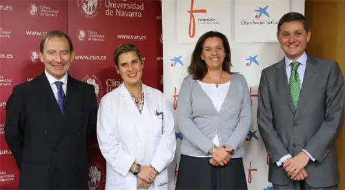 Acto de entrega de la donación para la investigación sobre el cáncer infantil Los representantes de Fundación Caja Navarra, Obra "La Caixa" y de la Clínica Universidad de Navarra en el acto de entrega de la donación para la investigación sobre el cáncer infantil.
