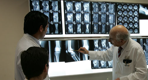 Foto médicos traumatólogos examinando radiografías
