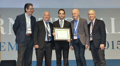 La Sociedad Internacional del Mieloma premia al Dr. Bruno Paiva por su investigación El Dr. Bruno Paiva, en el centro, rodeado por los Drs. Jesús San Miguel (Dir. Médico CUN) y Joan Blade, directores del Grupo Español de Mieloma, y los Drs. Bart Barlogie y Kenneth Anderson