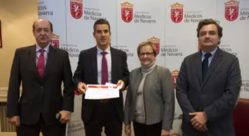 Entrega a Víctor Valentí de la beca del Colegio de Médicos de Navarra Entrega de la Beca Senior 2014 de la Fundación Colegio de Médicos de Navarra al Dr. Víctor Valentí, para actualizar conocimientos en cirugía bariátrica y de la obesidad.