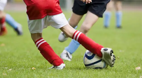Jugadores jugando al fútbol Imagen de jugadores jugando al fútbol