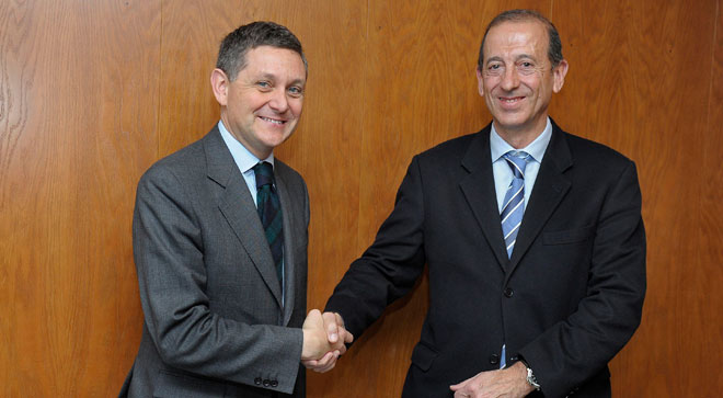 firma-catalana-occidente El director general de la Clínica Universidad de Navarra, José Andrés Gómez Cantero, saluda al director general de Negocio del Grupo Catalana Occidente, Juan Closa.
