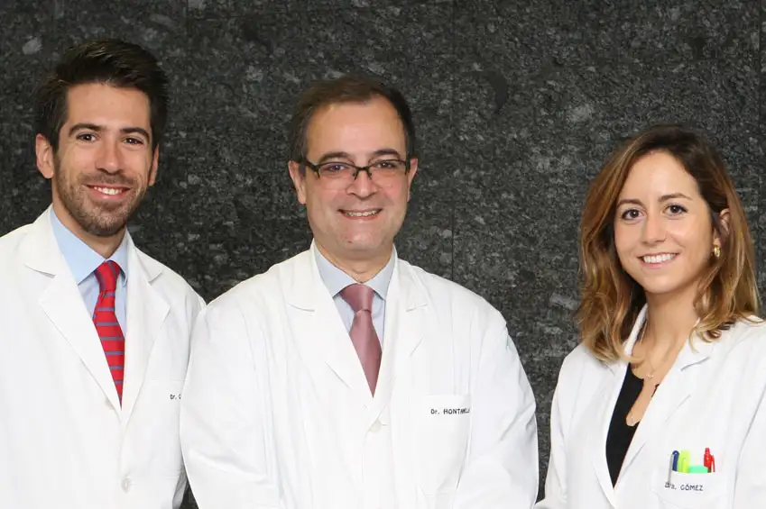 rinoplastia-nueva-tecnica Equipo de Cirugía Plástica y Reparadora. De izda. a dcha. los doctores Álvaro Cabello, Bernardo Hontanilla (director) y Cristina Gómez Martínez de Lecea.