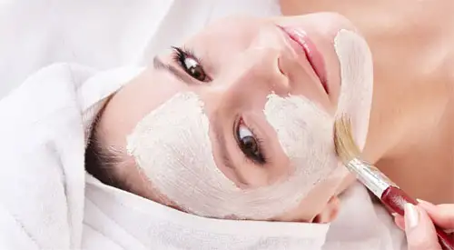 Mujer con mascarilla en la cara Imagen de mujer con mascarilla en la cara