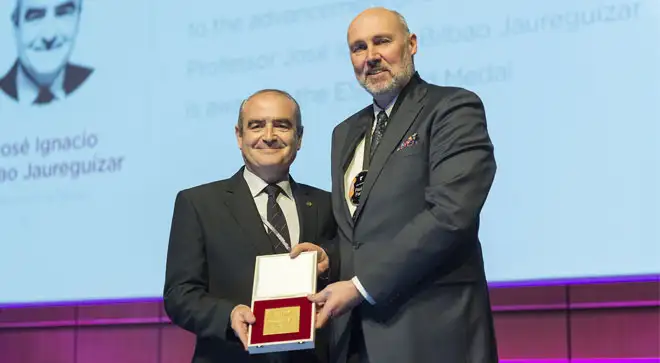 dr-bilbao-medalla-oro-ser El Dr. Ignacio Bilbao Jaureguizar recibe la medalla de oro en la sesión de apertura del Congreso Europeo de Radiología 2017 en Viena.