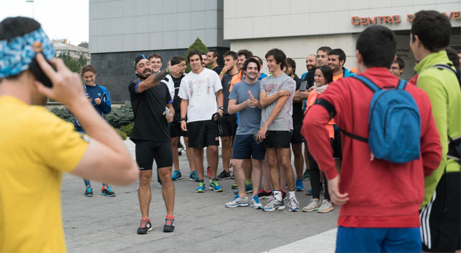 valenti-sanjuan-carrera El ultrafondista Valentí Sanjuan durante una de las “quedadas” para correr que convocó en Pamplona, ante el edificio del CIMA.