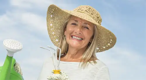 Mujer protegiéndose del sol con una pamela Imagen de mujer protegiéndose del sol con una pamela