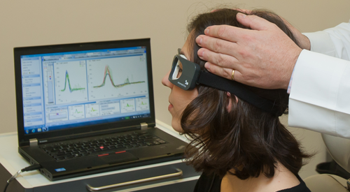 curso-exploracion-vestibular El Dr. Nicolás Pérez, otorrinolaringólogo de la Clínica Universidad de Navarra, realiza una exploración del reflejo vestibular mediante registro vídeo-asistido