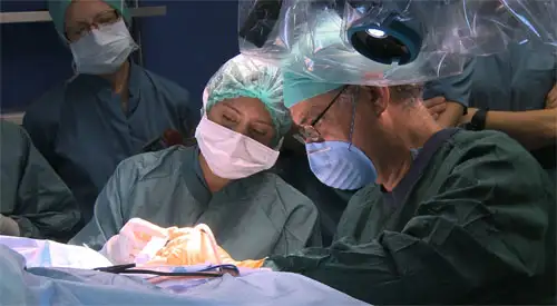 El Dr. Manrique durante una cirugía de colocación de un implante