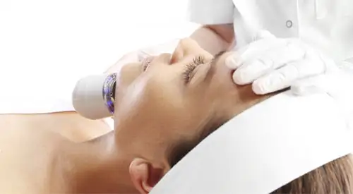 Realización de fototerapia en cara Imagen de realización de fototerapia en cara