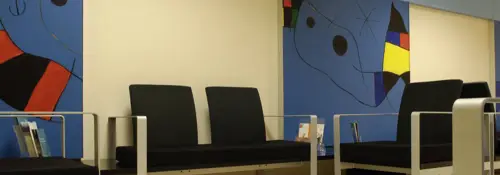Imagen de un pasillo de consultas de la Clínica Imagen de un pasillo y sala de espera de la zona de consultas de la Clínica Universidad de Navarra.