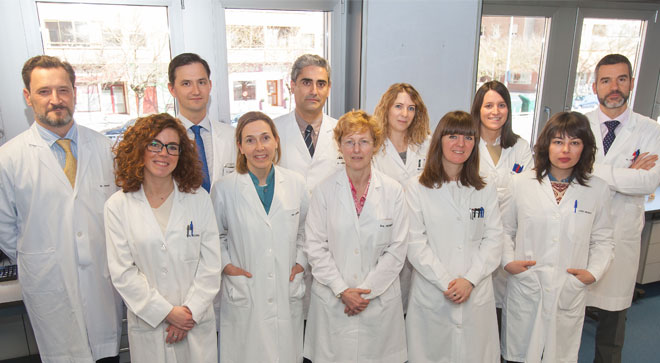 molecula-it-32-obesidad-diabetes (de izquierda a derecha), segunda fila: El doctor Rafael Moncada, especialista en Anestesiología, el Dr. Manuel Landecho, del Departamento de Medicina Interna, Javier Gómez Ambrosi, investigador, Beatriz Ramírez, técnico de laboratorio de Investigación Metabólica, Silvia Ezquerro, doctoranda del laboratorio, y Dr. Víctor Valentí, especialista en Cirugía General y Digestiva y codirector del Área de Obesidad. Primera fila: Las investigadoras Sara Becerril y Victoria Catalán, la Dra. Frühbeck, endocrinóloga, Amaia Rodríguez, investigadora y Leire Méndez, doctoranda.