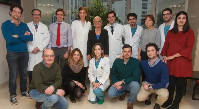 curso-cirugia-residentes-reconstruccion-auricular La Dra. Françoise Firmin junto a los residentes de la Clínica y del Complejo Hospitalario de Navarra a quienes impartió un curso taller sobre reconstrucción auricular.