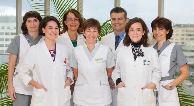 depresion-mayor-ninos-ensayo-clinico Equipo investigador: De de izda. a dcha. la enfermera Karol Machiñena, las doctoras María Vallejo Valdivielso, Azucena Díez Suárez, la auxiliar Maite Lasheras, el Dr. César Soutullo Esperón, la Dra. Pilar de Castro Manglano y la enfermera Arancha Díez Martínez de Morentin.