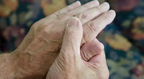 Manos de un anciano Manos unidas de un anciano