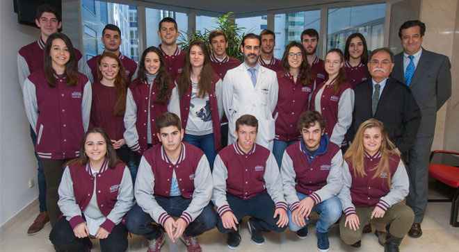 talento-deportivo-2017 (de izquierda a derecha) Los deportistas junto al doctor Juan Bertó, neumólogo y especialista del área de Medicina Deportiva de la Clínica Universidad de Navarra, al doctor Enrique Maraví, médico de Talento Deportivo, y a Javier Trigo, director del servicio de Deportes de la Universidad.