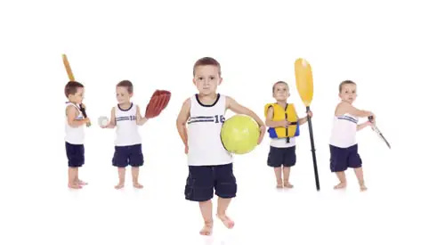 Niño con complementos de distintos deportes Imagen de niño con complementos de distintos deportes