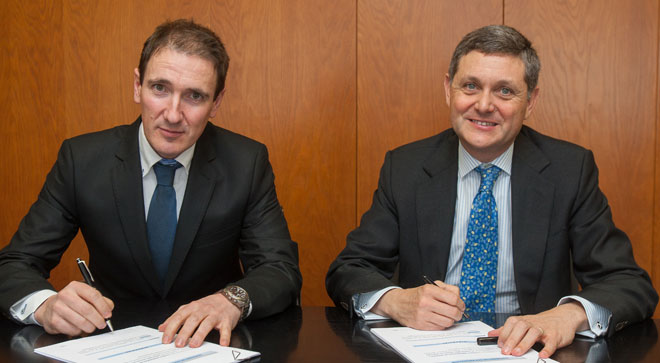 convenio-lagun-aro-cun Koldo Ugaldea, director de Provisión de LagunAro, y José Andrés Gómez Cantero, director general de la Clínica Universidad de Navarra, en el momento de la firma del convenio.