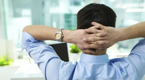 Hombre en un momento de relax en el trabajo Imagen de un hombre en un momento de relax en el trabajo