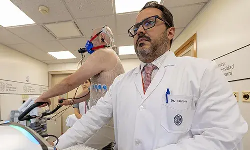 Dr. García Urrestarazu. Neumología. CUN Imagen del Dr. García Urrestarazu realizando una prueba de esfuerzo. Clínica Universidad de Navarra