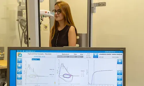 Imagen de una paciente realizándose una espirometría. CUN Imagen de una paciente de la Clínica realizándose una espirometría. CUN