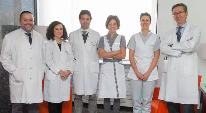 ensayo-clinico-amiloidosis El doctor José Ignacio González, de la Unidad Central de Ensayos Clínicos, los hematólogos Paula Rodríguez y Ramón Lecumberri, la enfermera Usua Montes y la auxiliar Maite Beunza, de la Unidad Central de Ensayos Clínicos, y el Dr. Jesús San Miguel, director médico de la Clínica y especialista del Servicio de Hematología.