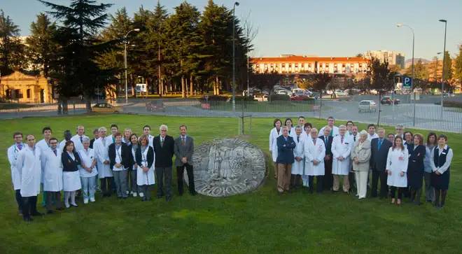 equipo-trasplantes-renales-CUN-CHN-660x363 Especialistas y profesionales de los departamentos de Nefrología, Urología, Inmunología y Anestesia de la Clínica Universidad de Navarra, junto a representantes de Nefrología del Complejo Hospitalario de Navarra. Les acompañan, centrados en primera fila, los primeros impulsores del actual Programa de Trasplante Renal de Navarra, la primera coordinadora de Trasplantes de Navarra, Josefina Ripoll, y el presidente de ALCER Navarra, Manuel Arellano.