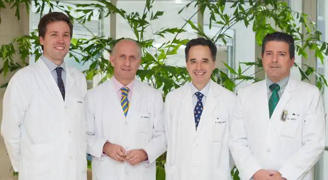 gliobastoma-ensayo-clinico Los doctores Jaime Gállego (investigador principal y neurólogo), Alfonso Gúrpide (oncólogo clínico), Ricardo Díez Valle (neurocirujano) y Javier Aristu (oncólogo radioterápico).