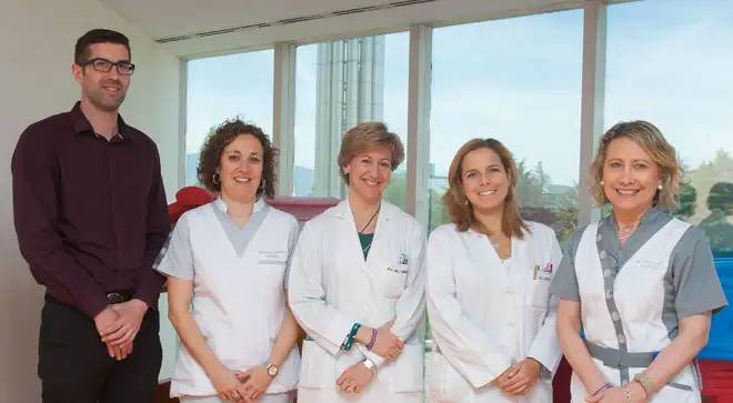 equipo-medico-epilepsia Equipo investigador (de izquierda a derecha): Javier Garro, técnico coordinador de la Unidad de Ensayos Clínicos, la enfermera Guadalupe Sánchez, la Dra. Rocío Sánchez-Carpintero, la Dra. Maite Garriz y María José Yániz, enfermera.
