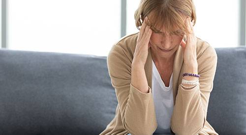 Mujer con dolor de cabeza