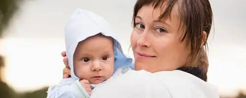 Madre con niño en brazos. Clínica Universidad de Navarra Imagen de una madre con un niño pequeño en brazos.