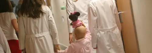 Imagen de una niña pequeña con cáncer por los pasillos de la Clínica