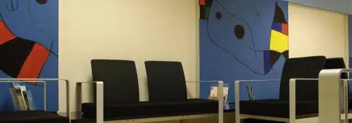 Imagen de un pasillo de consultas de la Clínica Imagen de un pasillo y sala de espera de la zona de consultas de la Clínica Universidad de Navarra.