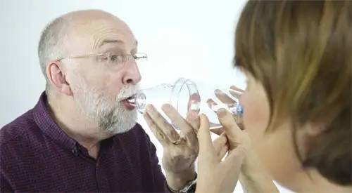 Paciente con inhalador de gran capacidad asistido por enfermera. CUN Paciente con inhalador de gran capacidad siendo asistido por enfermera