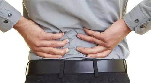 Imagen de manos en la zona lumbar de la espalda