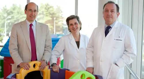Equipo investigador osteosarcoma Equipo investigador: De izquierda a derecha, los doctores Fernando Lecanda Cordero (Oncología del CIMA de la Universidad de Navarra), Ana Patiño García (directora del Laboratorio de Pediatría de la Clínica Universidad de Navarra) y Luis Sierrasesúmaga Ariznavarreta (director Departamento de Pediatría de la Clínica).
