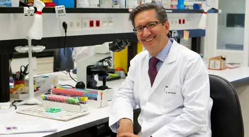 Dr. San Miguel en el laboratorio