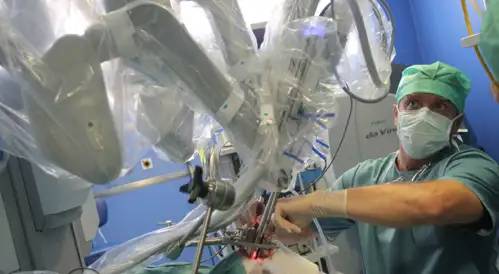 Dr_alcalde_cirugia_robotica