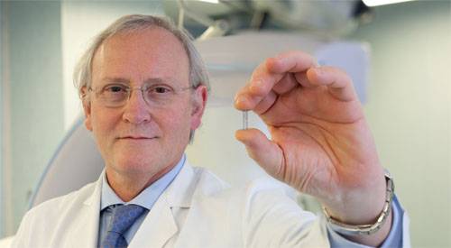 Imagen del Dr. Calabuig sosteniendo un stent reabsorbible. CUN Imagen del Dr. Calabuig, especialista de Cardiología de la Clínica Universidad de Navarra, con un stent reabsorbible