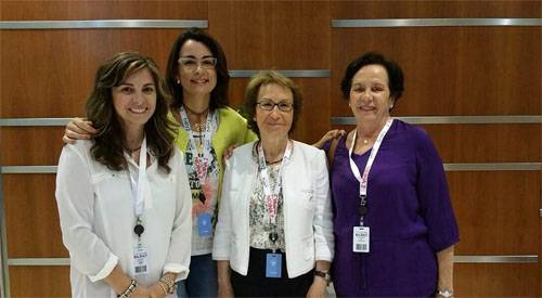 Imagen de las asistentes al congreso nacional de la Asociación española de Pediatría 2015. CUN Imagen de las asistentes al congreso nacional de la asociación española de pediatría con la Dra. Azucena Díez Suarez, presidenta de la SPI-AEP