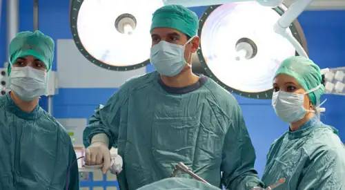 dr-victor-valenti-quirofano <p>El doctor Víctor Valentí durante en quirófano durante una intervención de cirugía de obesidad.</p>