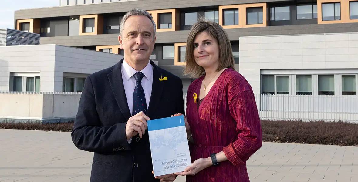 Los Dres. Josep M. Martí y Verónica Morán, autores del libro Protección Radiológica en una instalación de protonterapia