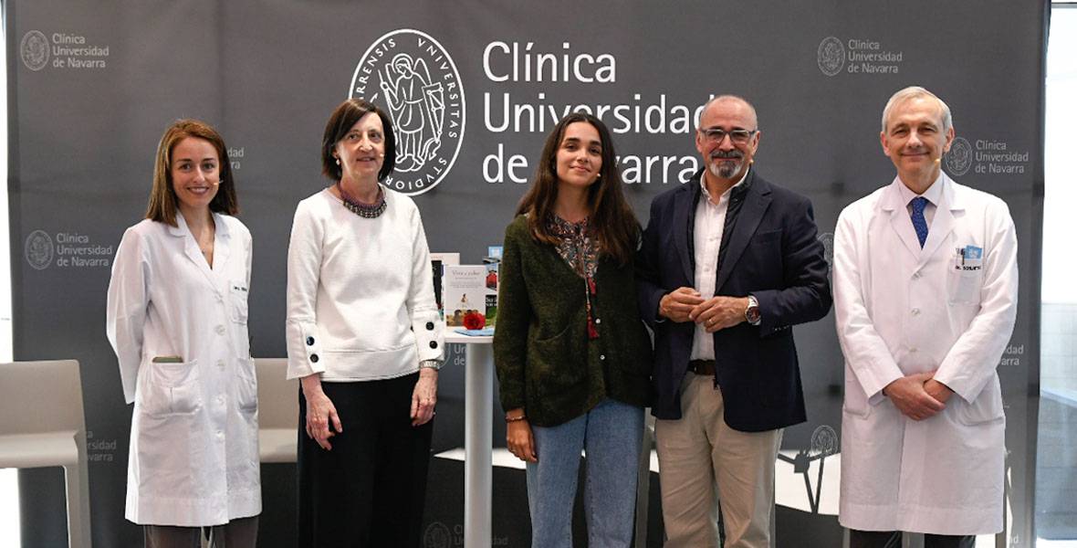 dia-libro-2024-clinica-universidad-navarra Imagen de los participantes en el Día del Libro 2024 celebrado en la Clínica Universidad de Navarra en torno a la lectura y la salud.