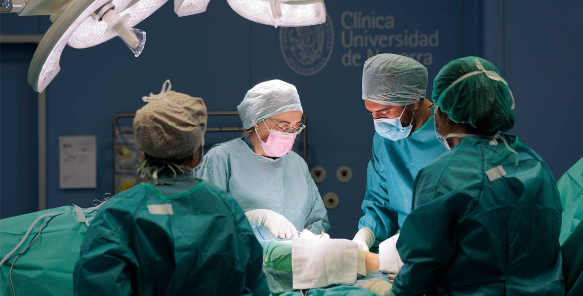 Dra-Isabel-Rubio-cirugia-cancer-mama Imagen de la Dra. Isabel Rubio, coordinadora del Área de Cáncer de Mama del Cancer Center Clínica Universidad de Navarra, durante una cirugía.