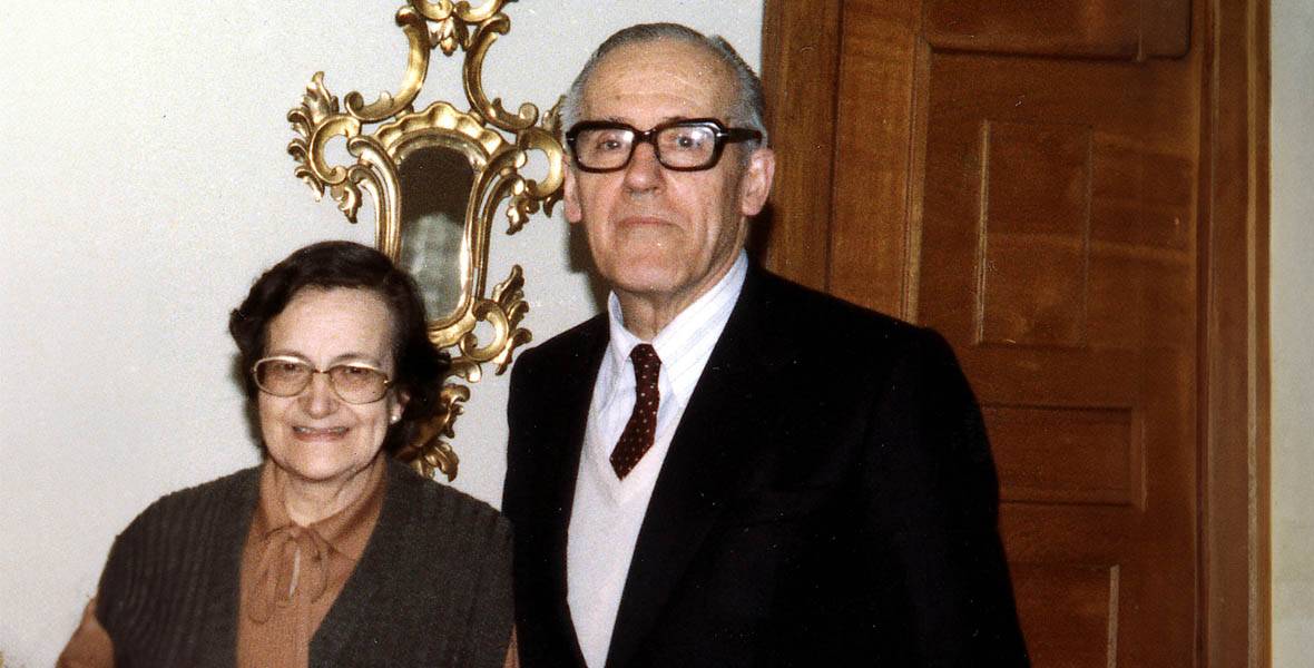Mesa-redonda-eduardo-ortiz-landazuri-laura-busca Imagen de Don Eduarlo Ortiz de Lanzaduri y Laura Busca con motivo de una mesa redonda en su honor.