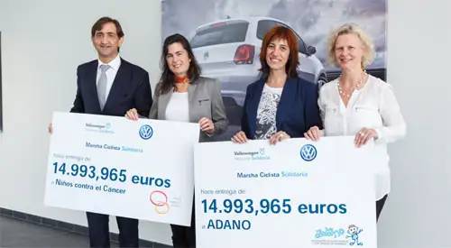 Acto de entrega de los cheques con el importe recaudado en la primera marcha ciclista solidaria Los representantes de Volkswagen Navarra, Niños Contra el Cáncer y ADANO en el acto de entrega de los cheques con el importe recaudado en la primera marcha ciclista solidaria del pasado 5 de octubre