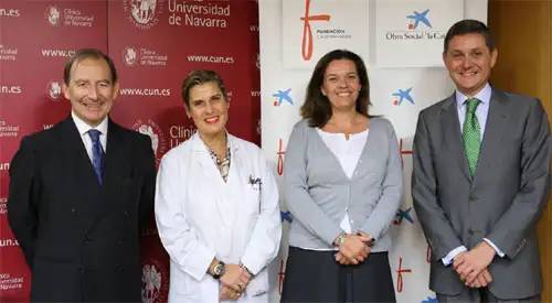 Acto de entrega de la donación para la investigación sobre el cáncer infantil Los representantes de Fundación Caja Navarra, Obra "La Caixa" y de la Clínica Universidad de Navarra en el acto de entrega de la donación para la investigación sobre el cáncer infantil.