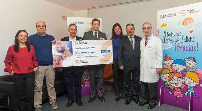 acto-saltoki-entrega-cheque-ninos-cancer Imagen del acto de entrega del cheque por parte de Saltoki a Niños contra el Cáncer de la Clínica Universidad de Navarra.