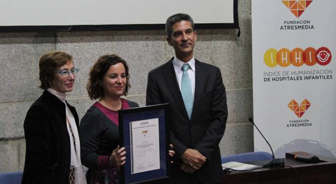 atresmedia-humanizacion-pediatria Imagen de la supervisora de Pediatría de la Clínica Universidad de Navarra recogiendo la acreditación en Humanización por parte de la Fundación Atresmedia.